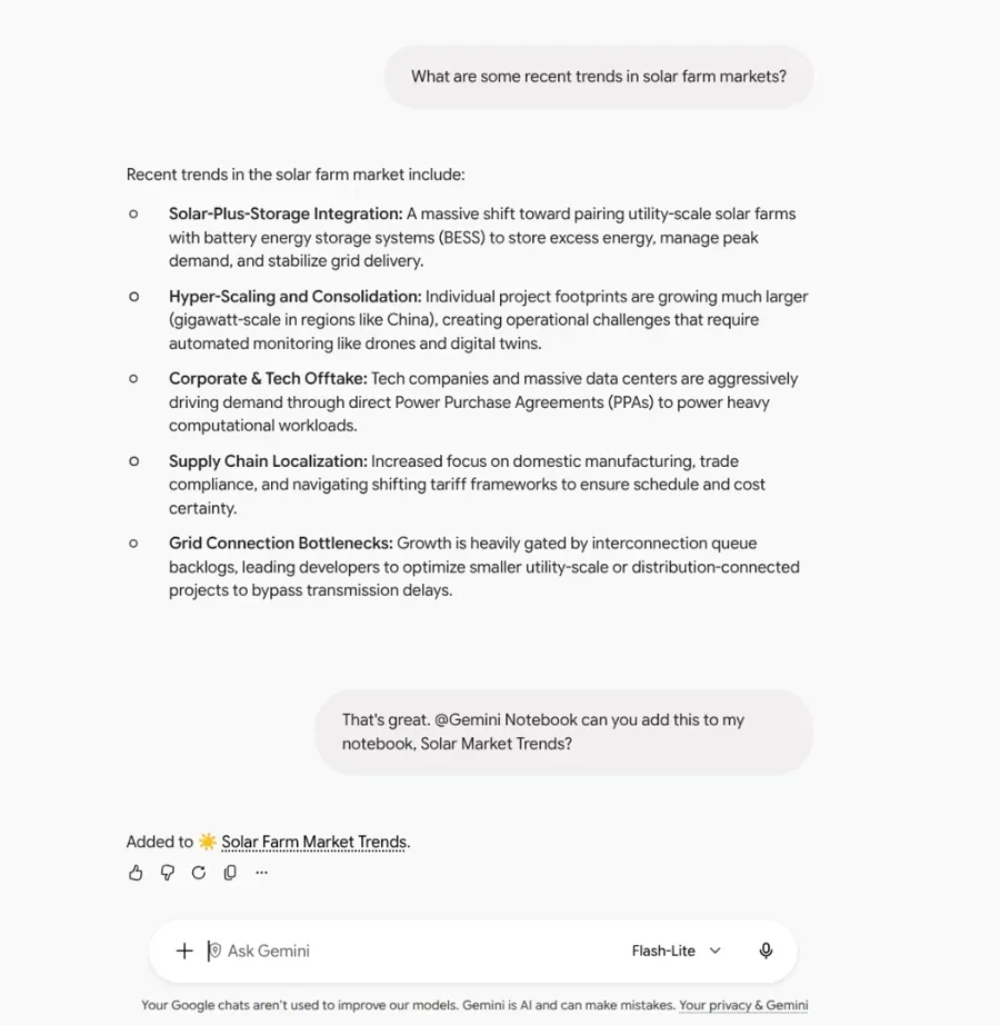 Chat de Gemini donde el usuario pide con @Gemini Notebook añadir una respuesta a su cuaderno y Gemini confirma que se ha añadido